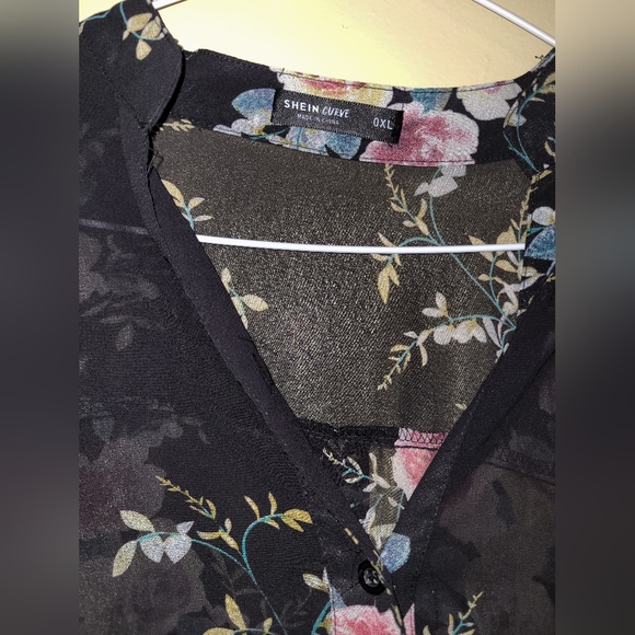 Shein Curve, Floral Print Dip Hem Blouse, Size 0XL, equivalent to size 12. - Picture 3 of 4